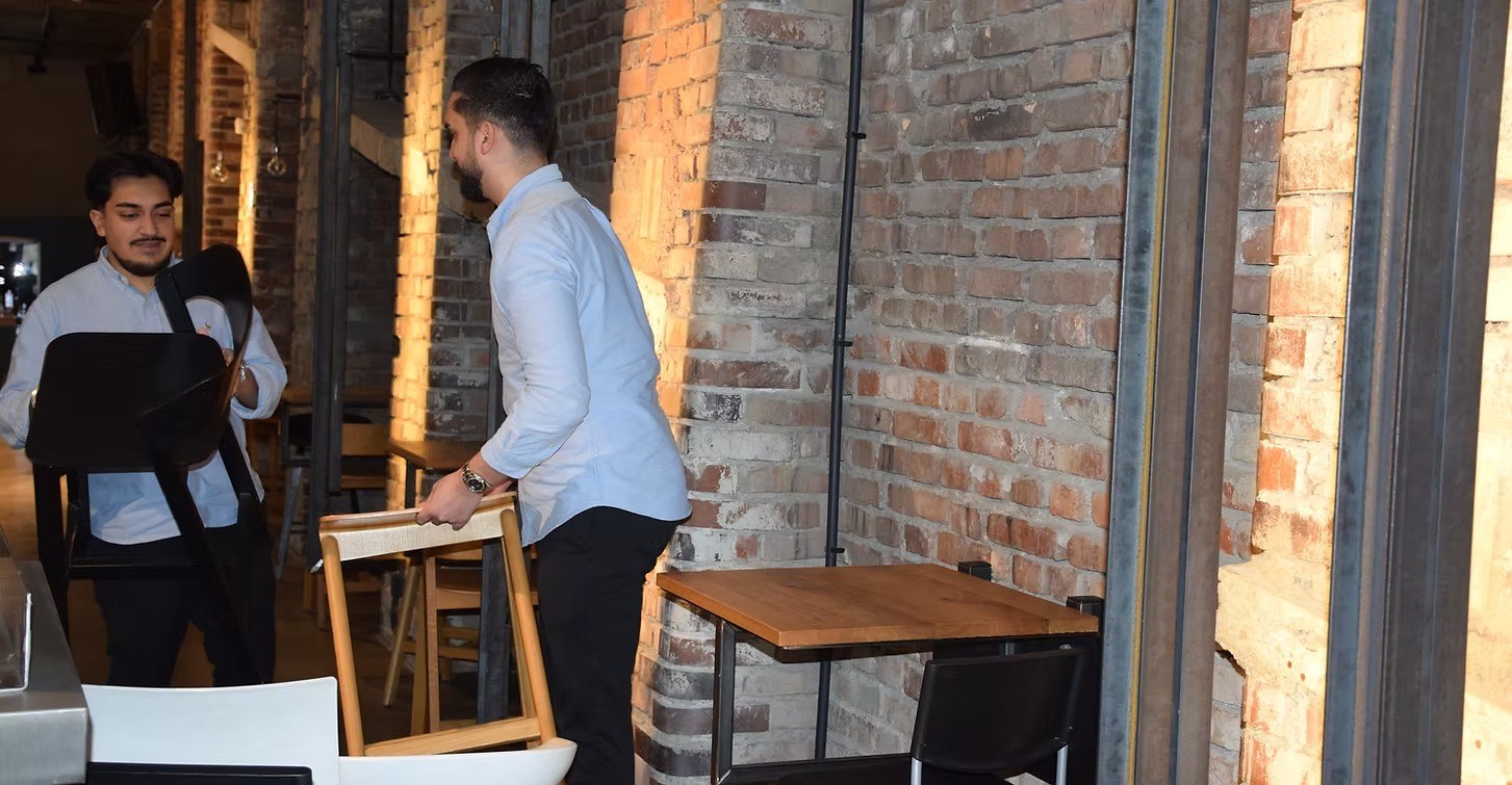 Dev und Shawn bei der Arbeit